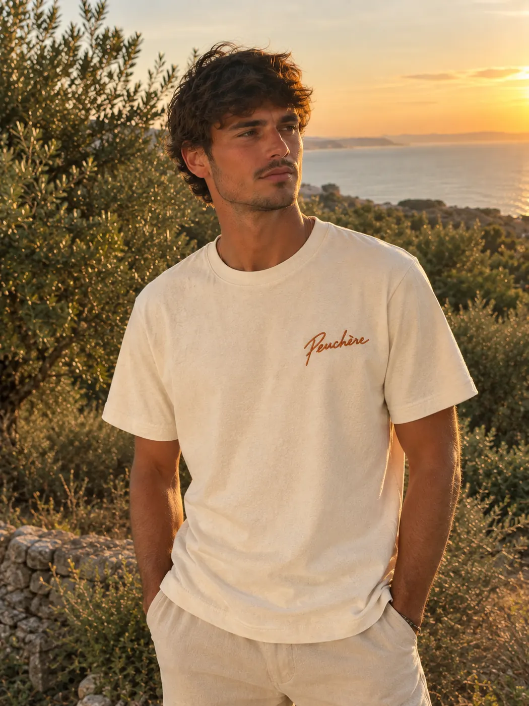 Le t-shirt brodé porté en fin de journée, face aux collines